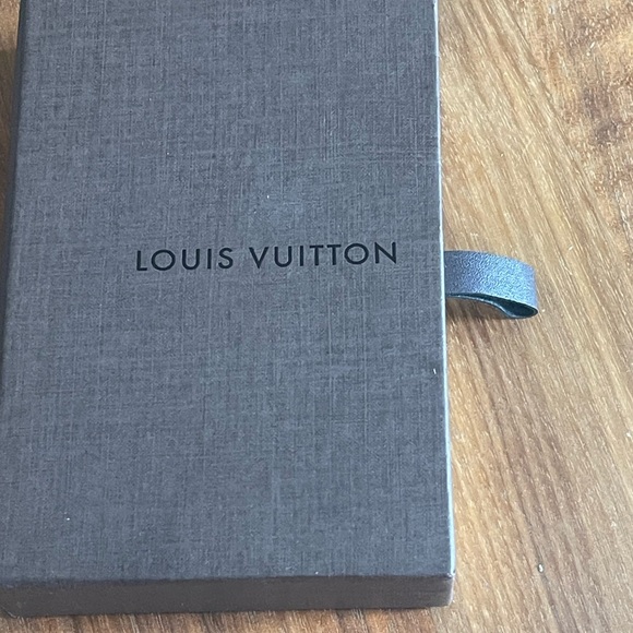Luis Vuitton small compact Mirror with leather case. - Picture 11 of 12